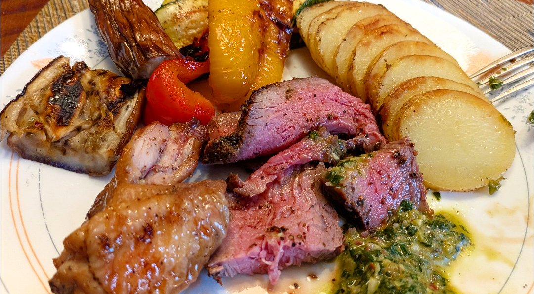 GlenMah's tweet image. Tonight's dinner, an open fire feast, all cooked on my la Piazza Santa Maria grill. Tri Tip, chicken wings, bell peppers, egg plant, and potatoes. 🔥🤤
.
.
#bbq #bbqporn #openfırecooking #foodporn