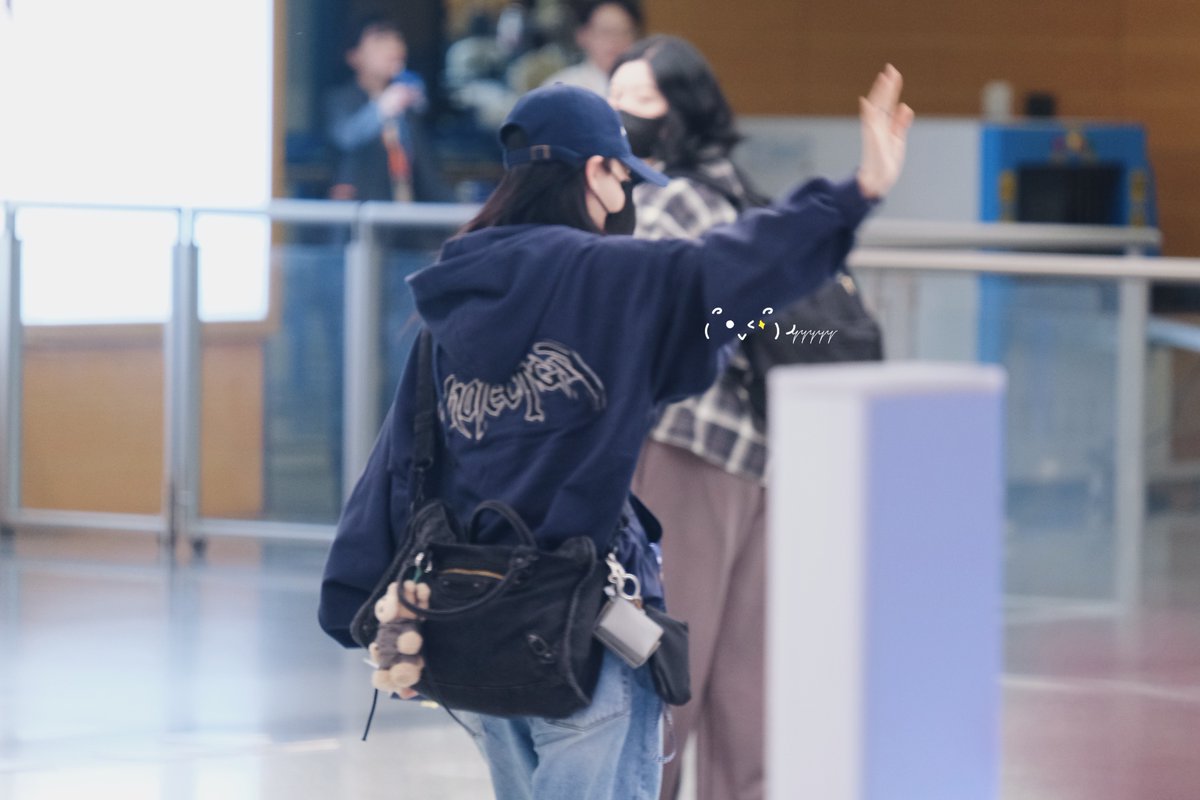 lyyyyy1224's tweet photo. 260412 문별 상하이 출발

#마마무 #MAMAMOO #문별 #MoonByul https://t.co/HHA8kZp8Dl
