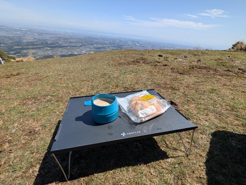 as_skier's tweet photo. 海の見える山の上でランチ😊 https://t.co/sdiaiFJomB