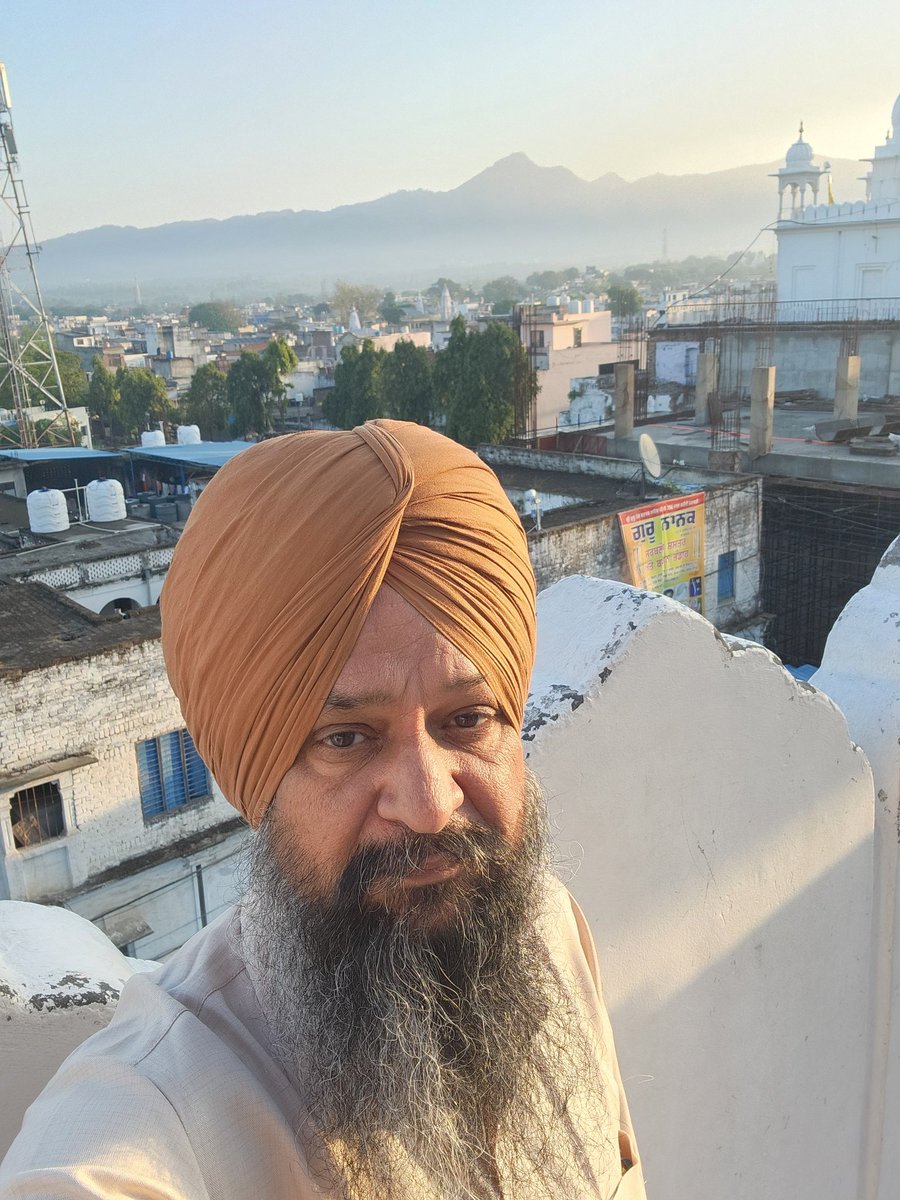 ਮੇਰਾ ਬੈਦੁ ਗੁਰੂ ਗੋਵਿੰਦਾ॥
ਹਰਿ ਹਰਿ ਨਾਮੁ ਅਉਖਧੁ ਮੁਖਿ ਦੇਵੈ ਕਾਟੈ ਜਮ ਕੀ ਫੰਧਾ ॥੧॥ ਰਹਾਉ ॥