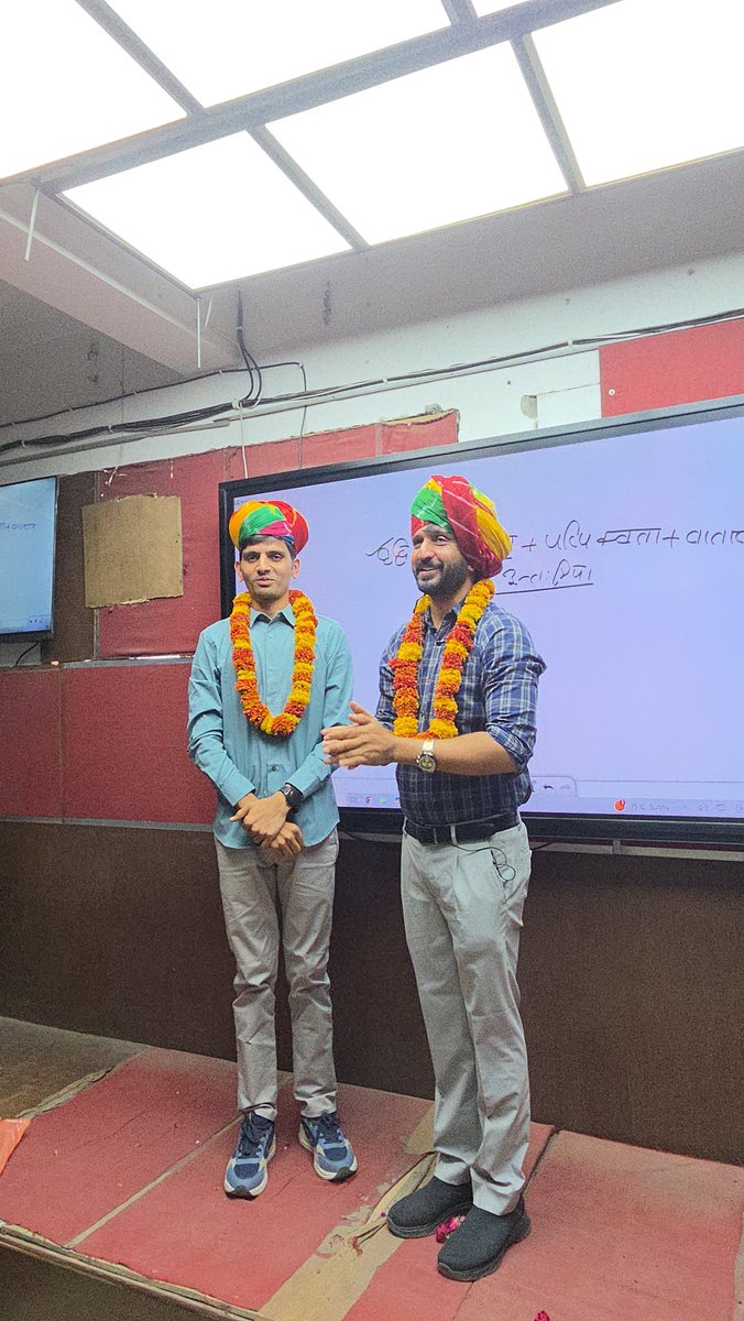 Dheersdhabhai's tweet image. जब दुनिया दिखने में लगी हो,
और तुम खुद में उतरने में लगे हो—
वहीं से असली यात्रा शुरू होती है।
दिखने की दौड़ अहंकार की है,
और गायब जाने की साधना
अस्तित्व से मिलने की राह है।
 #success #result #topper