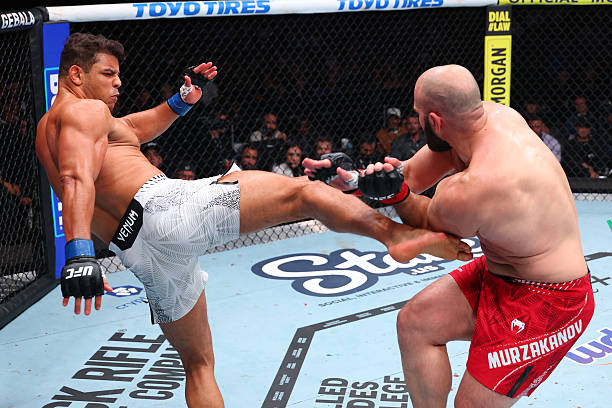 DiarioMma's tweet photo. Paulo Costa luciendo muy bien en las 205 libras y preocupando a Murzakanov con estas potentes patadas al cuerpo. 10-9 Costa entrando al segundo round #UFC327 https://t.co/Ay1CZWQAfQ