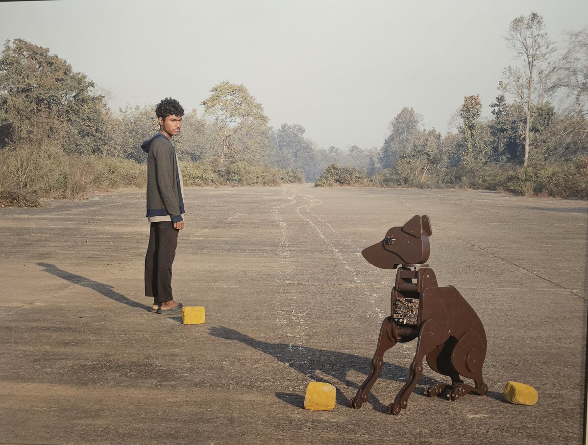nirupamakotru's tweet photo. Attended a thought-provoking discussion at #Tarq #Mumbai yesterday,where artist and film maker #RonnySen's latest work-'The sun rises in the East' is currently on display.Ronny has blended fact and fiction to create a series of 10 diptychs,featuring a young boy and a mechanical dog. The dog is an analog #AI machine; a covert weapon dating back to WWII. Ronny has filmed the boy and the dog in air fields of Bengal which were once used by the B29 bombers of the US Airforce and RAF. The diptychs are set in the year 2045.
Film maker #AmitMasurkar discussed realism in art and the relationship between AI and humans,with Ronny. Writer and  filmmaker #AasthaTikoo also presented her POV on these subjects.
Fascinating evening.