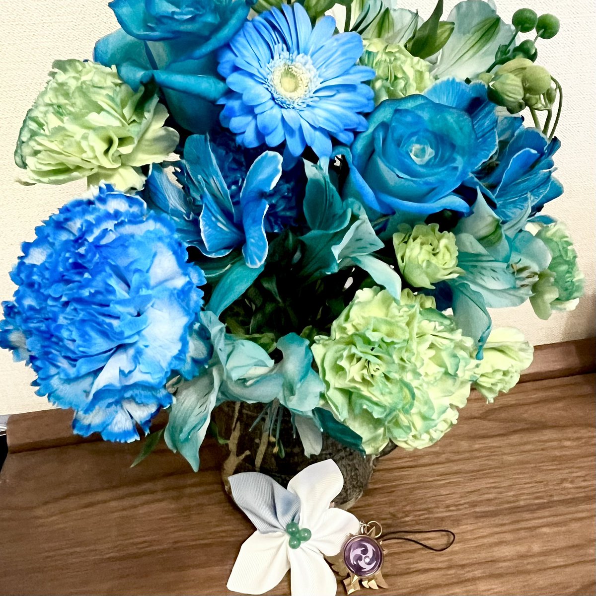HarpKimama's tweet photo. 素敵な青いお花ありがとうございました🩵💙この髪飾りもいただいてしまってよかったのでしょうか…！？神の目授かってしまったので積極的に過負荷起こしていこうと思います😭⚡️🔥 https://t.co/WfOeJ2sIhl