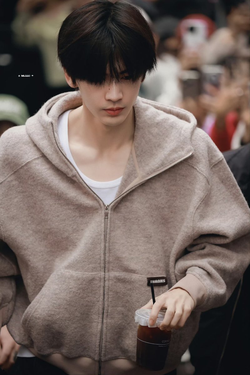 PanSuphakh's tweet photo. วันนี้พี่เฮ่อไม่ใส่หมวกไม่ใส่แมส 
เด็กมาก
น่ารักมาก
ใสมาก
หล่อมาก
กรี๊ดมาก
#TheRoadtoGlory
#จางหลิงเฮ่อ 
#zhanglinghe
Cr.ในรูป https://t.co/HtFj71472Z