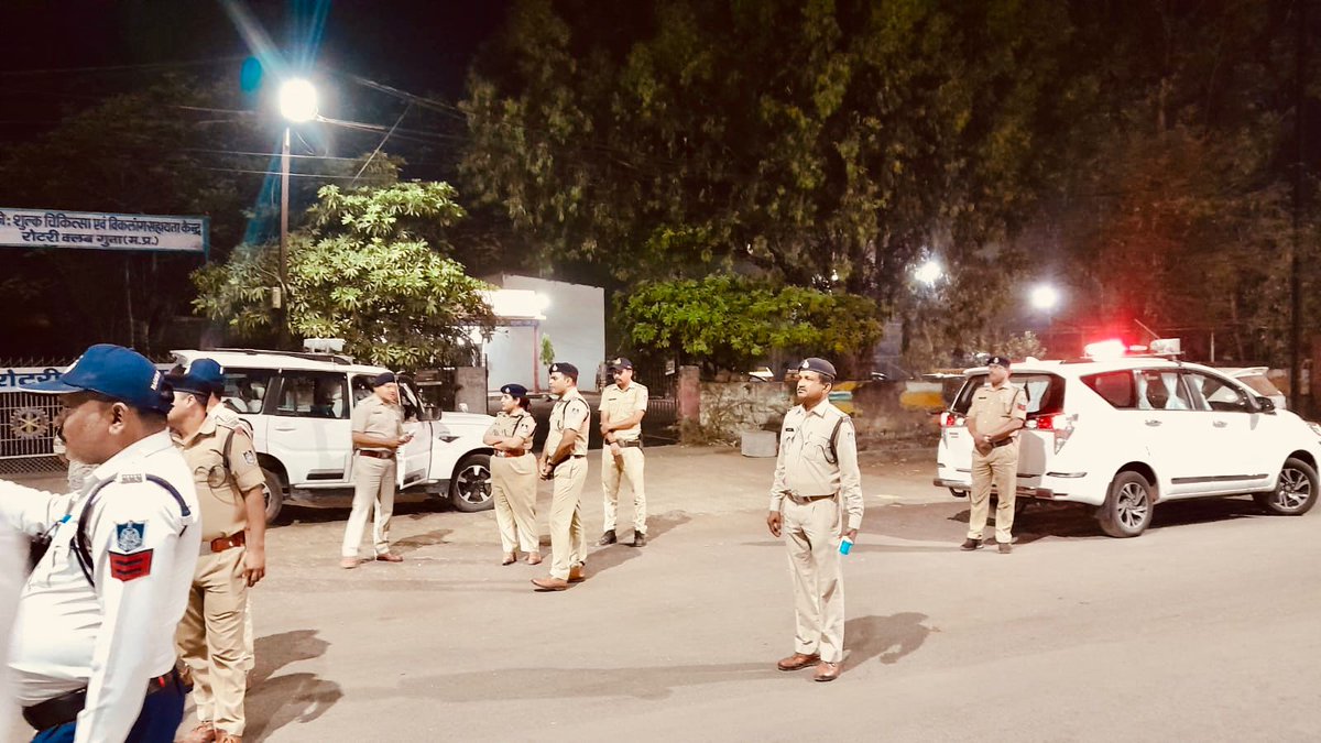 guna_police's tweet photo. 🚨 फील्ड पर पहुंचकर रात्रि चेकिंग व्यवस्था का निरीक्षण किया गया।
🔍 संदिग्ध व्यक्तियों/वाहनों की सघन जांच के निर्देश, पुलिस बल को सतर्कता हेतु किया प्रेरित।
👉 आमजन की सुरक्षा, हमारी जिम्मेदारी
#PoliceChecking #Mppolice #PublicSafety #AlertPolice @MPPoliceDeptt @DGP_MP @hom https://t.co/YfxPfVUl00