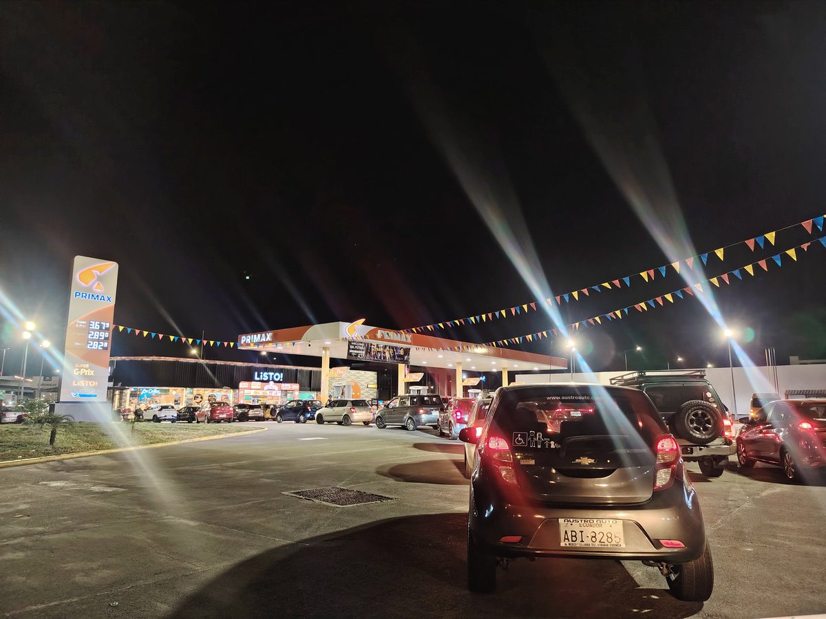 Anuncio de incremento de costo de combustibles desde este 12 de abril provoca largas filas de vehículos en gasolineras del norte de #Guayaquil #Ecuador