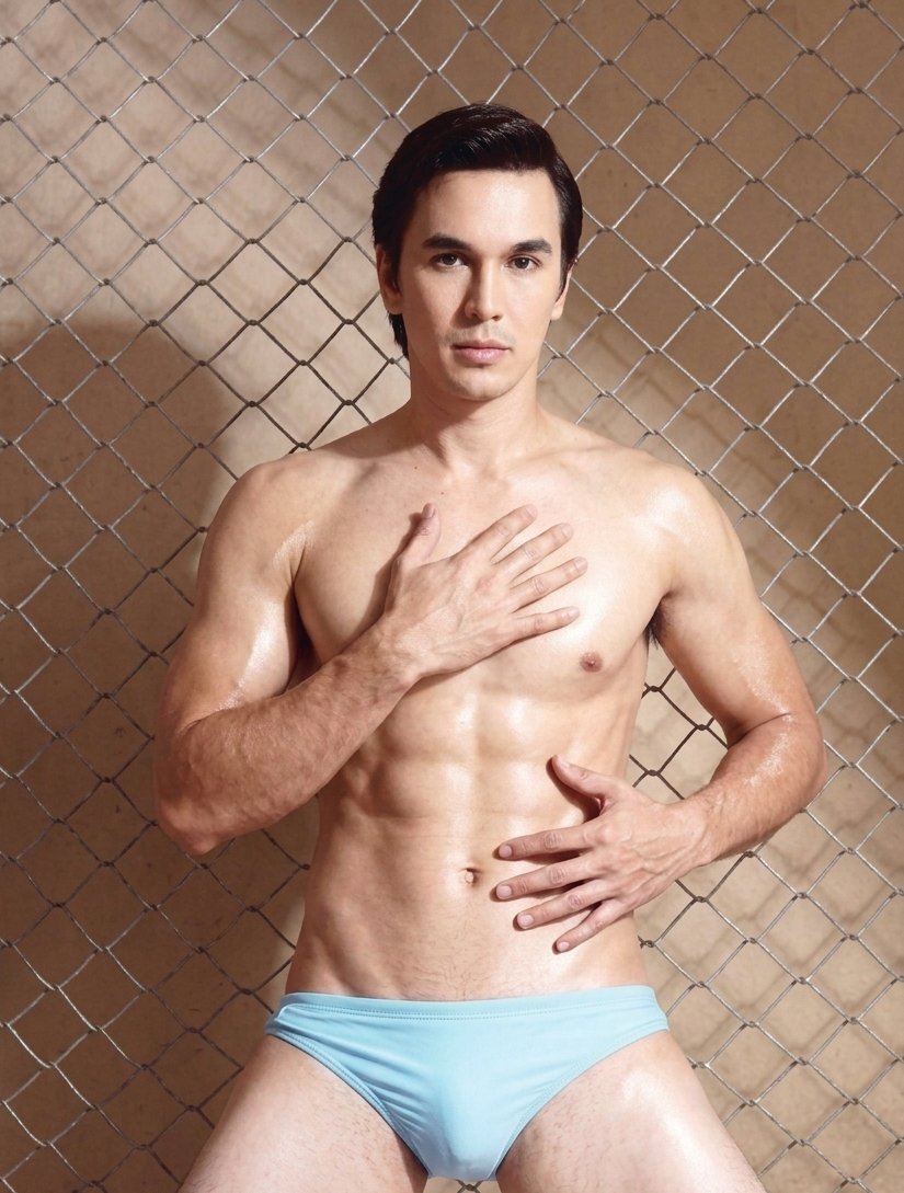 ภาพสองรูปนี้ของ พี่เบนซ์ นิพิธ ฮันเก้ เป็นภาพเก่าที่ถ่ายตอนพี่เบนซ์อายุ 28 ปี โผล่ขึ้นมาบนหน้าจอพร้อมกัน ผมแทบไม่ทันหายใจ ควยแข็งโด่ขึ้นมาทันทีแบบไม่ต้องรอสัญญาณอะไร  

ถึงตอนนี้พี่เบนซ์จะอายุ 45 แล้ว แต่ในภาพเก่านี้ พี่เบนซ์ยังหนุ่มแน่นสุด ๆ ผมดำหวีเรียบ หน้าตาแบบนายแบบลูกครึ่ง