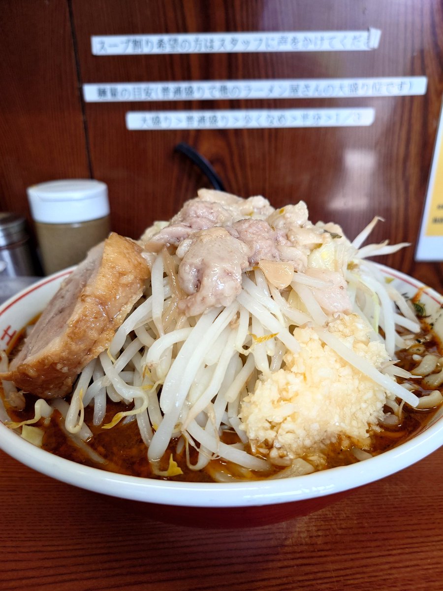 dubstep_220106's tweet photo. 二郎＠亀戸
担々風ラーメン　黒
香りよく味噌感か程良かった
これは白も食べなくなってしまうぅぅ〜
でもお腹いっぱい
とっても美味しかった！
ごちそうさまぁぁ https://t.co/aMlPL1ffCh