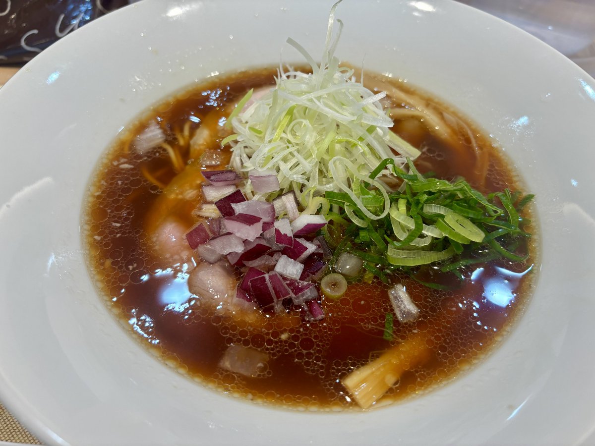 SORA_RV5's tweet photo. フラワー 濃厚しょうゆ+和え玉そば味はかなり塩味強め。二郎･家系大好きマンでも驚くほどの塩加減。だが破綻しているということはなく、汗かいたあとに食べると旨そうではある。そしてこのお店の一番特徴はコスパ。ワンタンはないが、穂先メンマ入り淡麗系が700円台で食べられるのは凄すぎる。 https://t.co/0xzi1j4BC5