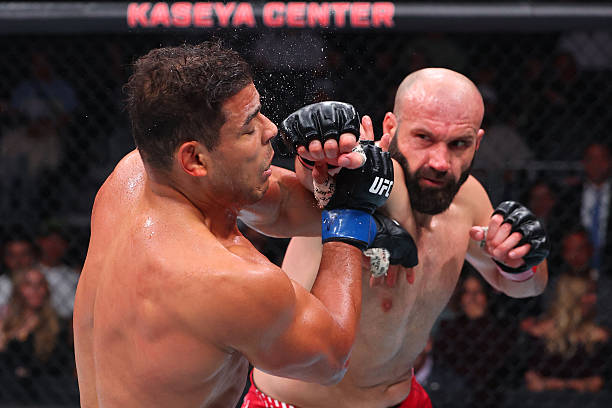 DiarioMma's tweet photo. Murzakanov está de vuelta en la pelea tras poner en aprietos a Costa en el segundo round. Nos vamos 19-19 al tercer round y Costa parece más fatigado #UFC327 https://t.co/onasJRIseN