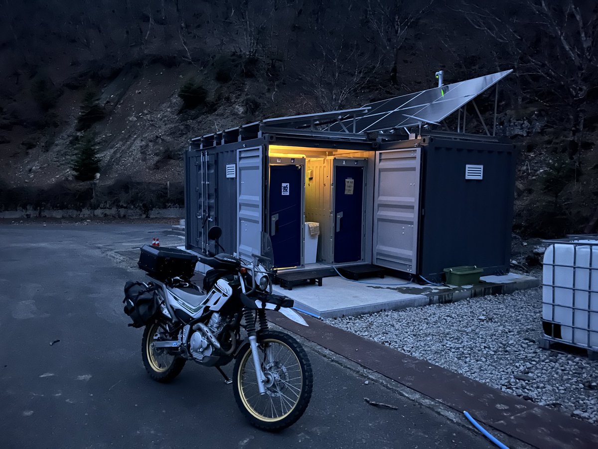 ii_iron's tweet photo. 昨日は急遽予定を変更して剣山スーパー林道夜間ツーリングになりました。ギリ電波がある空き地でテント張ったけどスターリンクが待ち遠しいね。岩倉分岐以西はジムニーでも無理な感じなんでこれから行く人は気をつけてください。あと山の家のトイレが綺麗になってて助かる https://t.co/JMICLAs3Wx