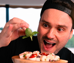 um rapaz latino-americano tweet media