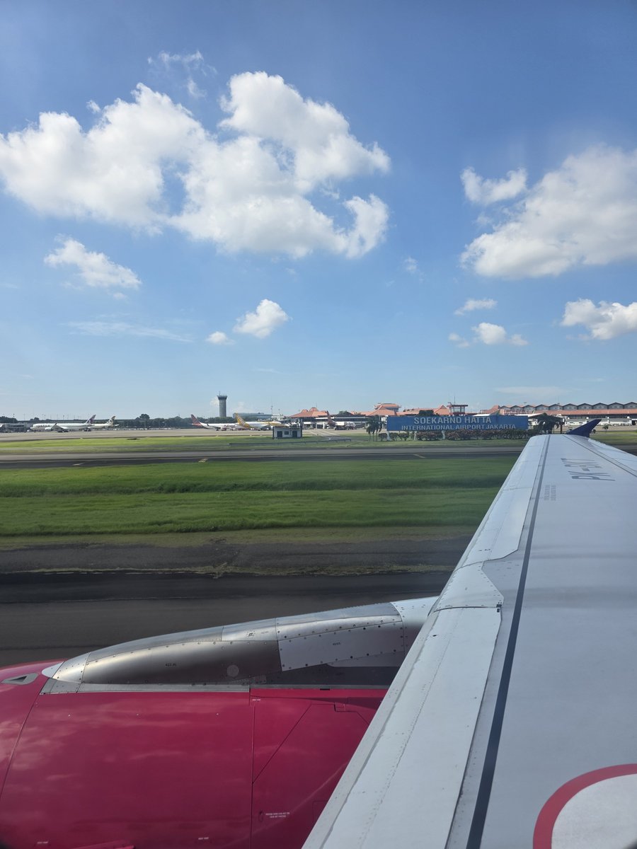 ceh_fajar's tweet photo. Kadang masih suka iri sama orang yg bisa tidur nyenyak di pesawat.

Gua sendiri kadang sampe sengaja ambil flight pagi, malam nya tidur telat / pagi nya bangun lebih awal hanya untuk dapat moment ketiduran dipesawat tapi ternyata gak semudah itu.

Ini emang ada trick nya ga sih? :(