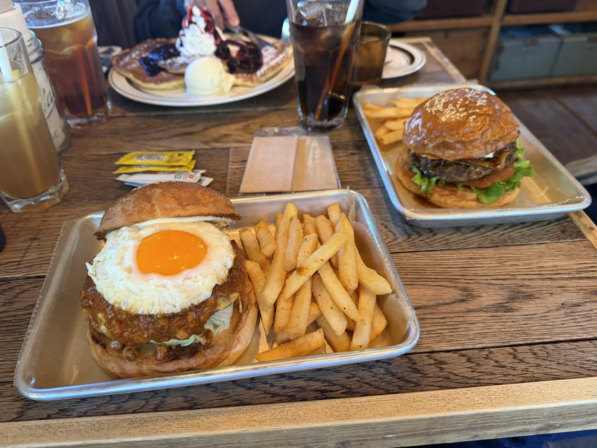 新規開拓
ハンバーガーショップ‼️

元ガンバ大阪梶さん経営のカジカフェの並び
ゆったりと過ごすには最適の空間とボリュームでした😙

ご馳走様でした！