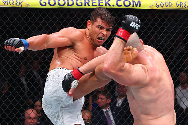 DiarioMma's tweet photo. Paulo Costa liquida a Murzakanov en el 3er round con patadas a la cabeza que al parecer primero lastimaron el brazo izquierdo del ruso, y luego otra a la cabeza le quitó la voluntad de seguir en el combate. Paulo Costa luce peligroso en 205 libras, si le da el cardio #UFC327 https://t.co/tt3janut8L
