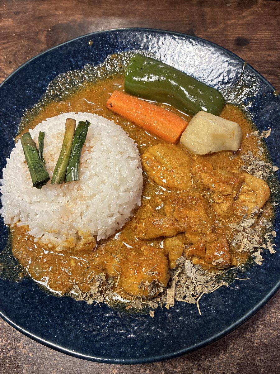 herecomesmoon's tweet photo. 週末カレー
皆様おつカレー🙋‍♂️様です　
久々シンプルチキンカレー作成
ピーマン人参ジャガイモ鶏肉
ライスの上には
行者ニンニクの
醤油付けを乗っけた
カレーとの相性良くて😋旨し
#カレー #スパイスカレー https://t.co/j4PmiHxTgI