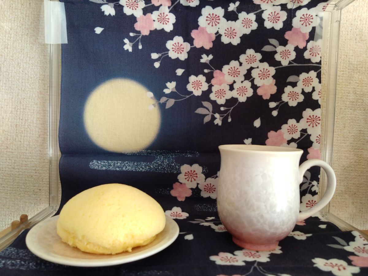 #あわいの民のエアお茶会
二日目開催ありがとうございます。本日は春ならではのお客様　ダナエさんと参加。
春のお月様のようなカスタードスフレと紅茶です。