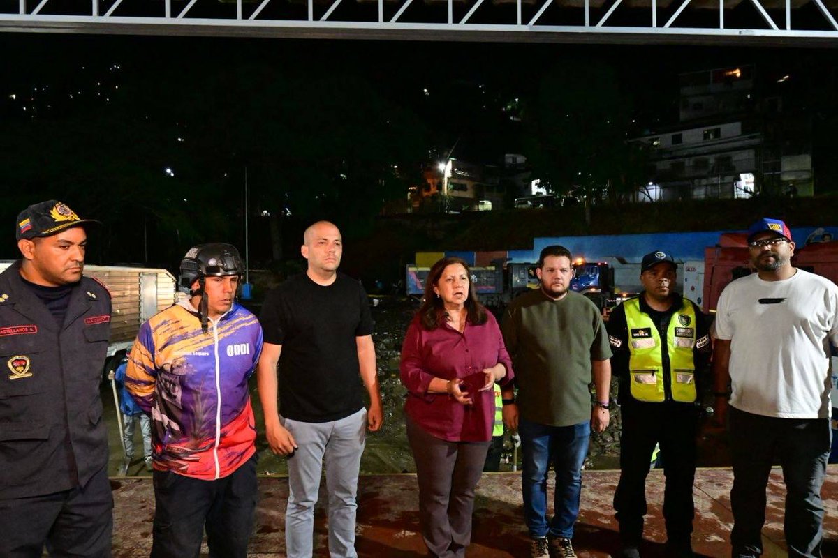 gestionperfecta's tweet photo. En la parroquia Macarao, tras las precipitaciones de la tarde de este sábado #11Abr, están desplegados atendiendo al sector equipos de la Alcaldía de Caracas y del Ministerio de Obras Públicas.
Inmediatamente, activamos aquí trabajos de limpieza y recolección de desechos mixtos. https://t.co/TmHTXNmxZy