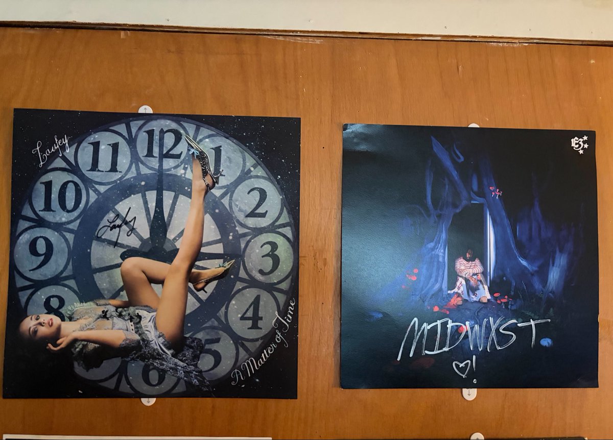 triaprt's tweet photo. feel like I need a new pinned so here’s my vinyl/poster walls as well as my two signed inserts 🤑 https://t.co/dIrSMThPSp