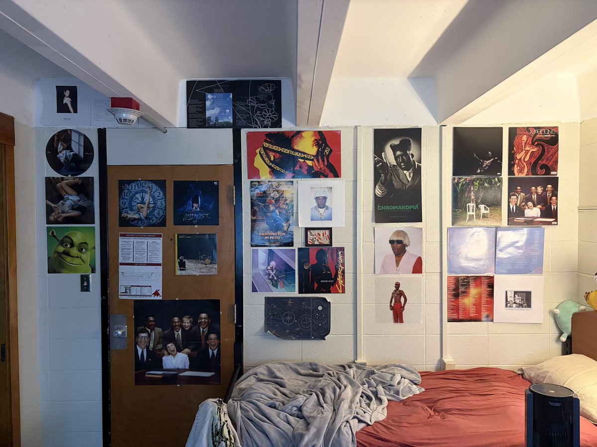 triaprt's tweet photo. feel like I need a new pinned so here’s my vinyl/poster walls as well as my two signed inserts 🤑 https://t.co/dIrSMThPSp