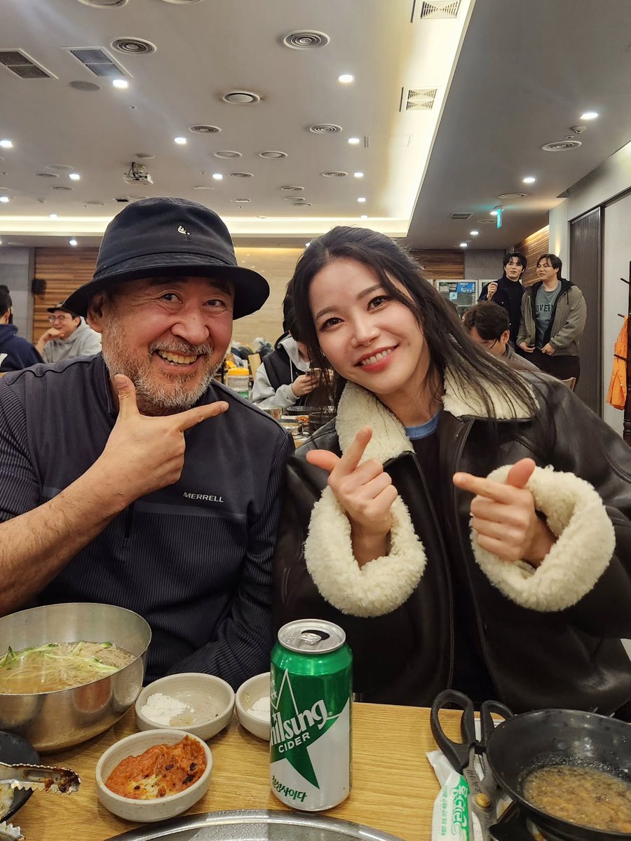 DragonKazoo77's tweet image. 260222 Solar with the production director of the musical SUGAR at the after-party of the final performance in Seoul

🔗 instagram.com/p/DXAvvbdGEQ-/

cr. gimwansig811 IG
#SUGAR #슈가 #SOLAR #솔라 #頌樂 #金容仙