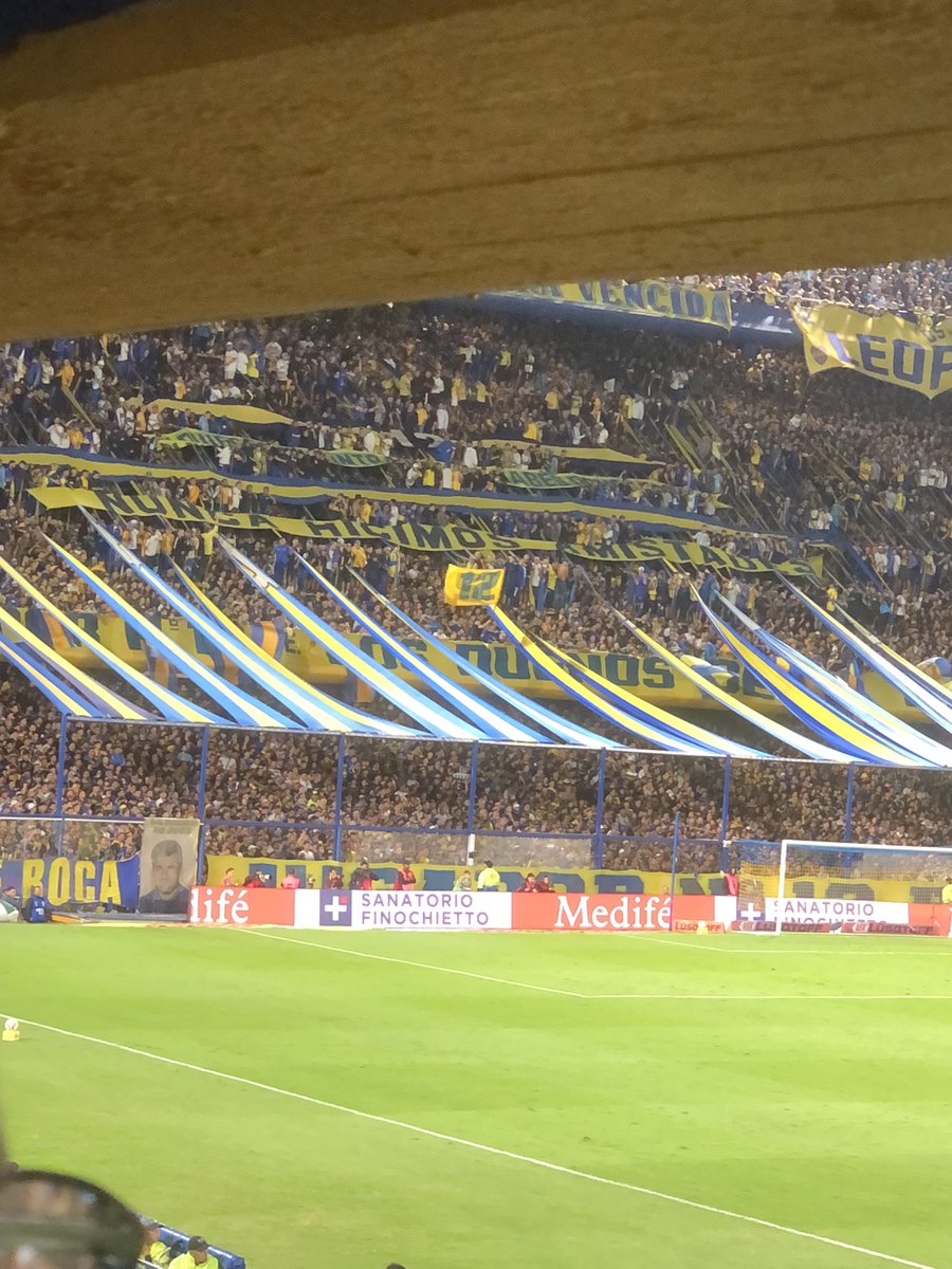 LOS VAMOS A MATAR
LOS VAMOS A MATAR
NO VA A QUEDAR
NI UNA GALLINA VIVA