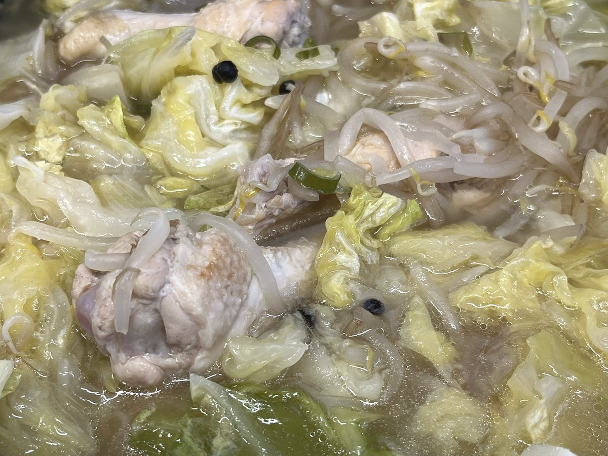 今日のはな定食は鶏手羽元と春キャベツと塩蔵胡椒のスープ煮です。
#デリカフェはな