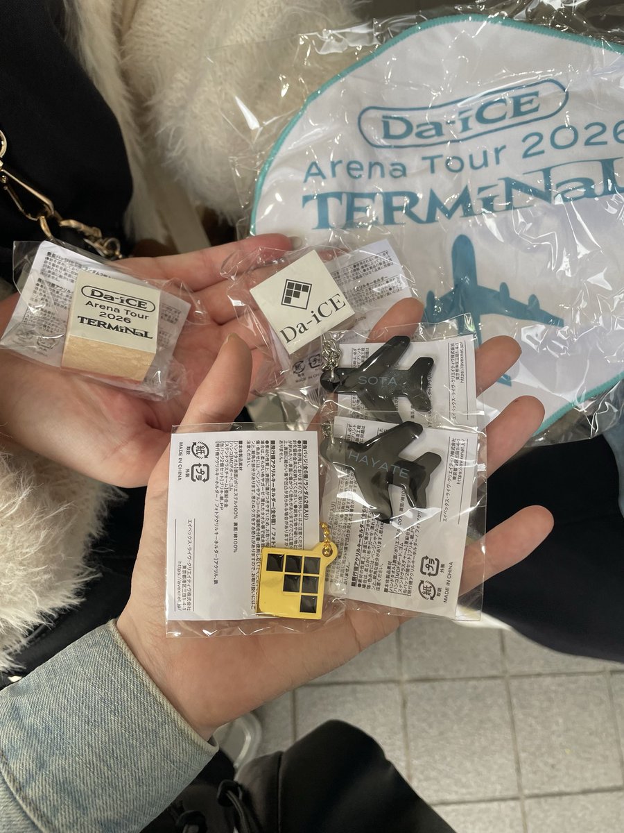 yn_sky__'s tweet photo. Da-iCEグッツ交換

譲→画像のもの

求→飛行機チャーム　TAIKI、Da-iCE
         ステンドグラスチャーム　ピンク
　　　SiX、scene、TERMiNaL

会場近くにおりますのでよろしくお願いします！

#Da_iCE交換 
#Da_iCEグッズ交換 https://t.co/O46dkOkP4r