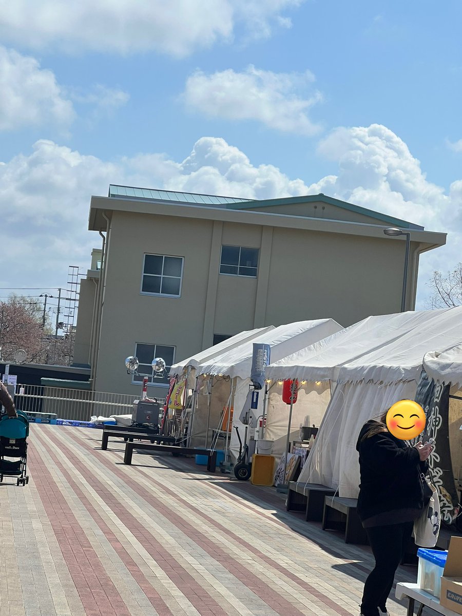 能代市役所前がお花見状態。屋台も出ています。こんなに近くで桜を見られるなんて♪しかも市役所なので明日からは期日前投票ができます。市長選、市議選同時投票です。ぜひ、お花見がてら投票に、投票がてらお花見に。おすすめです。