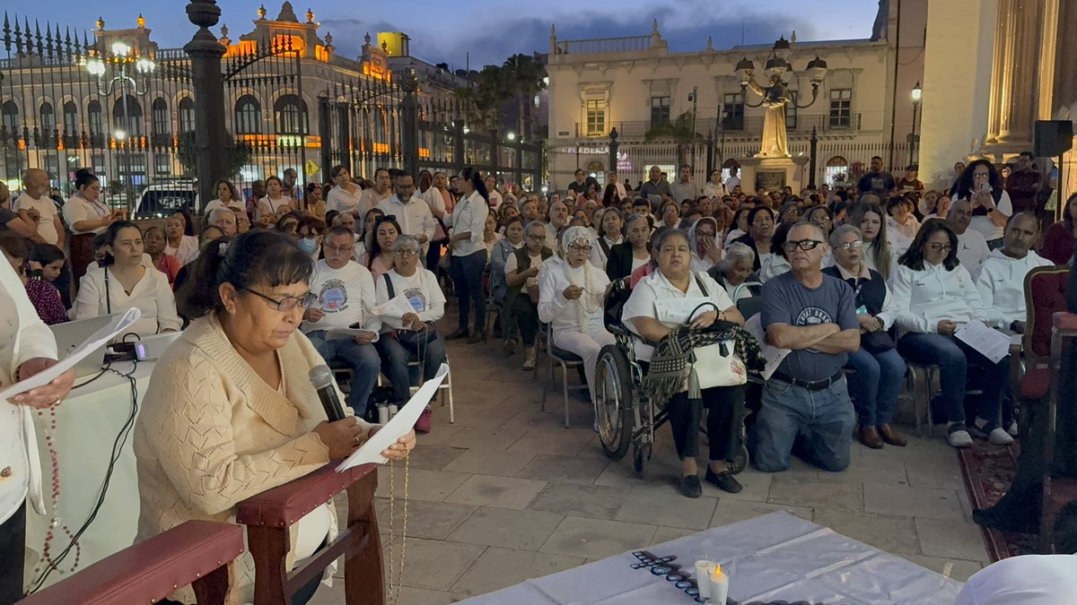 IglesiaDurango's tweet photo. ¡Hagamos oír el grito de la paz que brota del corazón!
Se realiza Santo rosario por la paz en la Arquidiócesis de Durango, unidos en oración Junto al Papa León XIV @Pontifex_es y acompañados por nuestro Arzobispo @eqmisionero https://t.co/3O5WSpS9EQ