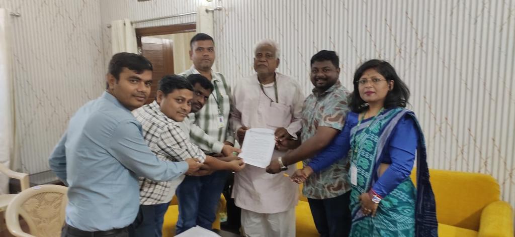 Representatives of All India IDBI Bank Officers met with Shri <a href="/rudra43011/">Rudra Narayan Pani</a> Narayan Pany, MP Lok Sabha@BJP from Dhenkanal, Odisha and Submitted Memorandum against Privatization issue of IDBI Bank.
#IDBIisNot4Sale