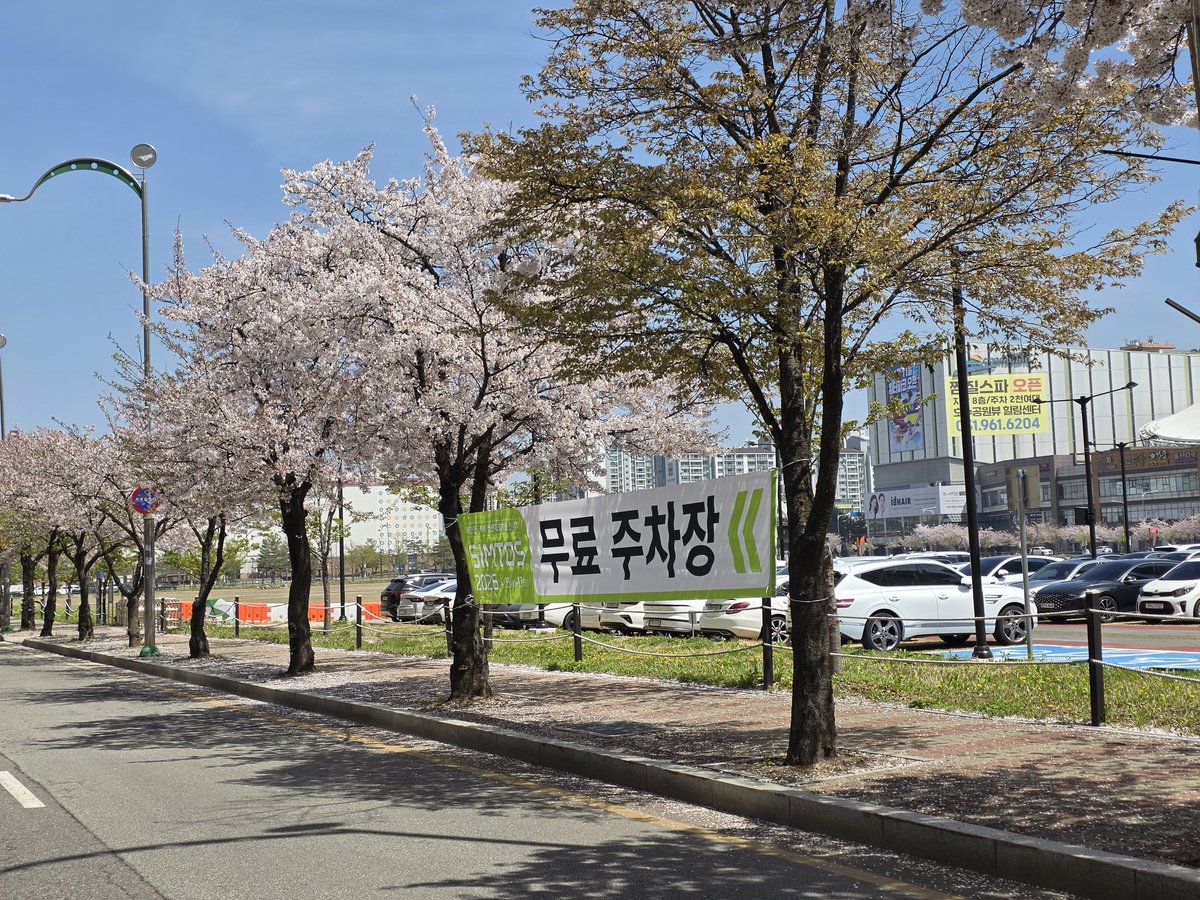 liliz1204's tweet photo. [공익트] 고양 오시는 아미분들 여기 무료주차입니다. 아직 자리 널널해요 여기에 주차 하세요!! 
⬇️
고양 원마운트점 맞은편에 주차장 입구
경기 고양시 일산서구 한류월드로 300 고양원마운트 2F 202
https://t.co/bU8WcepFmz https://t.co/JDM00d91KI