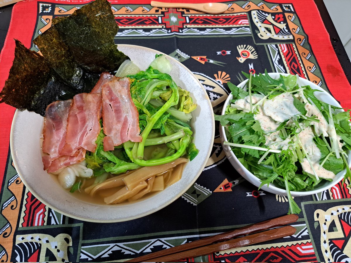 loyalgatekeeper's tweet photo. ほうれん草もアスパラも菜花もリーフレタスも自分で育てた野菜だから、余計に美味しい。そんな野菜を食べたくて、帰りが深夜1時になっても2時になっても、必ずおかずを1品作るようにして、やっとお料理レベルが3になった。 https://t.co/gjDhQ5OpYD