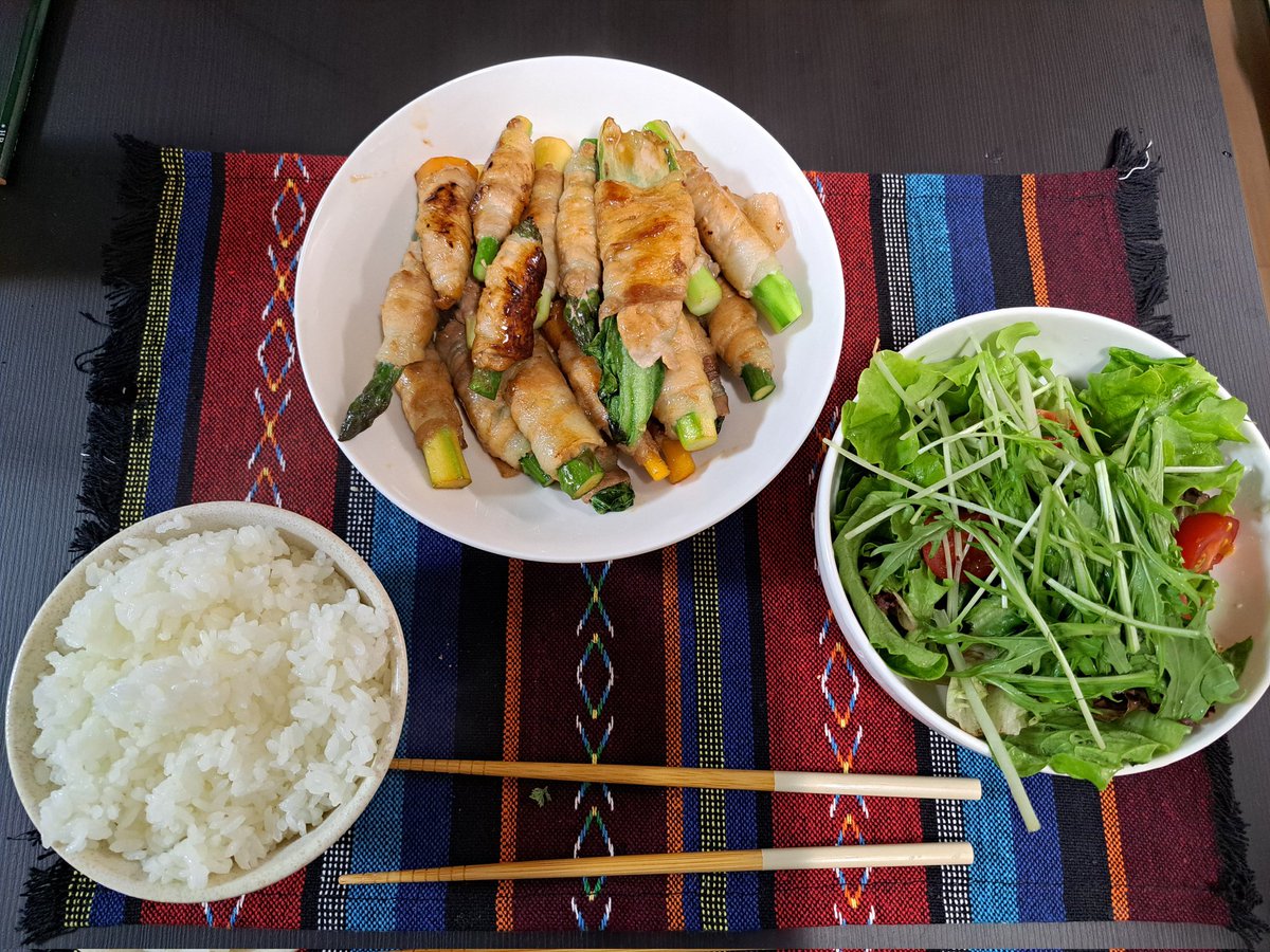 loyalgatekeeper's tweet photo. ほうれん草もアスパラも菜花もリーフレタスも自分で育てた野菜だから、余計に美味しい。そんな野菜を食べたくて、帰りが深夜1時になっても2時になっても、必ずおかずを1品作るようにして、やっとお料理レベルが3になった。 https://t.co/gjDhQ5OpYD