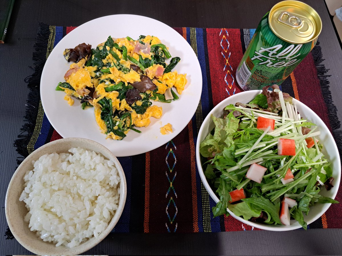 loyalgatekeeper's tweet photo. ほうれん草もアスパラも菜花もリーフレタスも自分で育てた野菜だから、余計に美味しい。そんな野菜を食べたくて、帰りが深夜1時になっても2時になっても、必ずおかずを1品作るようにして、やっとお料理レベルが3になった。 https://t.co/gjDhQ5OpYD
