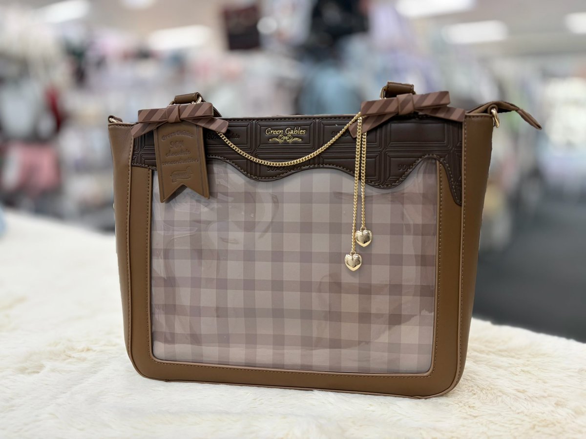 ⸝⸝  ⭑ #ShellyCoco3号店 ⸝⸝  ⭑  

甘さと大人っぽさをぎゅっと詰め込んだチョコレートデザインの痛バッグが入荷いたしました🍫🎀⌒♡｡．カラーは黒、水色、ベージュ、茶色の4色でA4サイズのクリアファイルもすっぽり入ります✨️✨️

ぜひ店頭にてご覧くださいませᵔ ᴗ ̫ ᴗ ᵔ♩