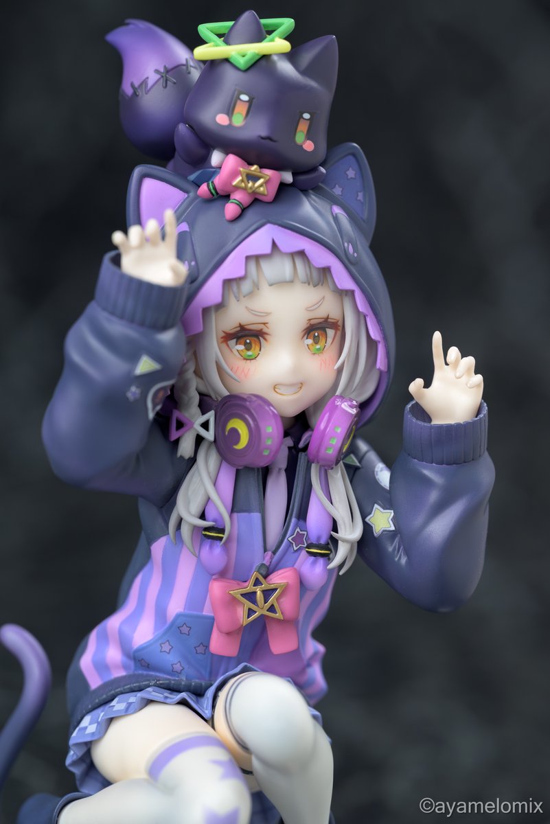 ホロライブ 紫咲シオン 制服Ver.を制作させて頂きました。画像はHPにたくさん掲載しておりますので是非ご覧くださいませ。 
原　　型　：GSプロジェクト @occhotan
塗装・撮影：あやめろミックス
#hololive #シオンの書物 #ガレージキット制作代行