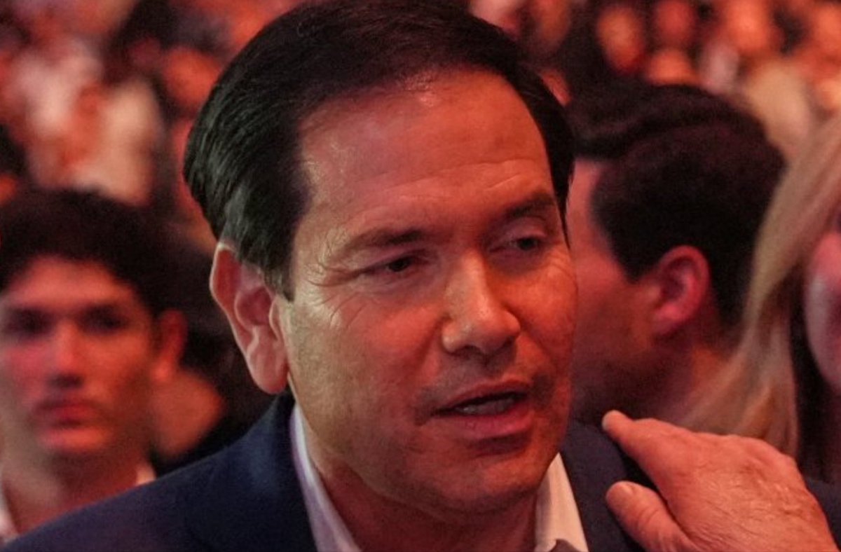 Phoenix_Ranger2's tweet photo. @AndyKimNJ @JuliaDavisNews That 🇺🇸 chose to send J.D. “Did you even say thank you?!” Vance to negotiate baffles me.

That’s Rubio’s job, not J.D. Vance’s.

Meanwhile Rubio’s at a UFC fight, clapping like a seal, looking wasted or on drugs.

Why the hell is he there &amp; not working on the Iran negotiations? https://t.co/QtP413j51f