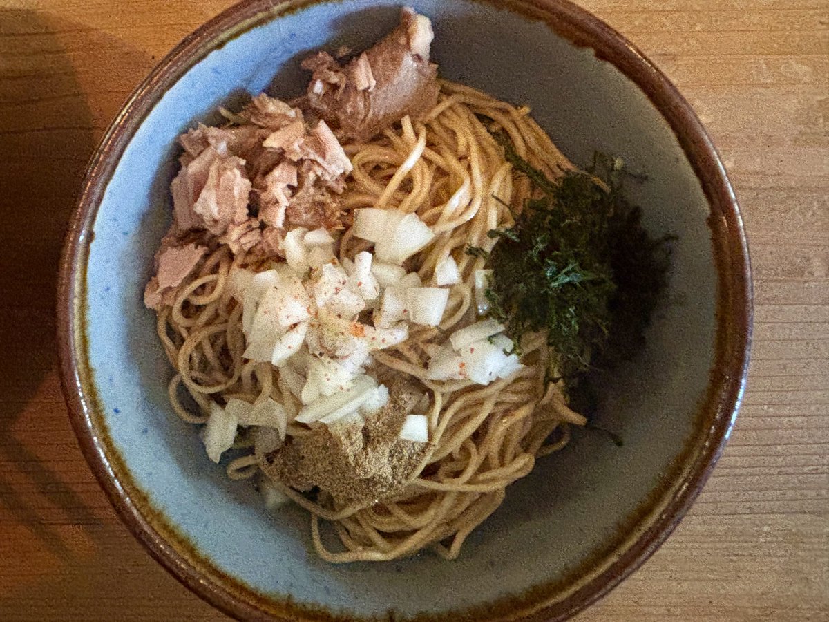 SORA_RV5's tweet photo. だし・麺 未蕾 だしそばしょうゆ+和え玉 煮干系のお店。煮干系というと濁ったスープのイメージだが、こちらは澄んだ色のスープ。味もあっさり目で飲みやすい。そして一口目の麺のパッツン感が凄い。プリプリではなくパッツン感。細目のビジュアルからは想像もつかない歯ごたえ。豚もホロホロで絶品。 https://t.co/DnSpus3Zgt