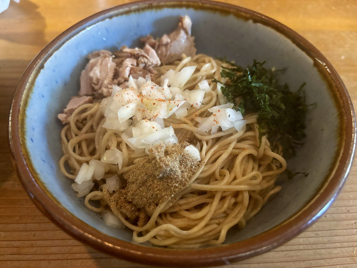 SORA_RV5's tweet photo. だし・麺 未蕾 だしそばしょうゆ+和え玉 煮干系のお店。煮干系というと濁ったスープのイメージだが、こちらは澄んだ色のスープ。味もあっさり目で飲みやすい。そして一口目の麺のパッツン感が凄い。プリプリではなくパッツン感。細目のビジュアルからは想像もつかない歯ごたえ。豚もホロホロで絶品。 https://t.co/DnSpus3Zgt