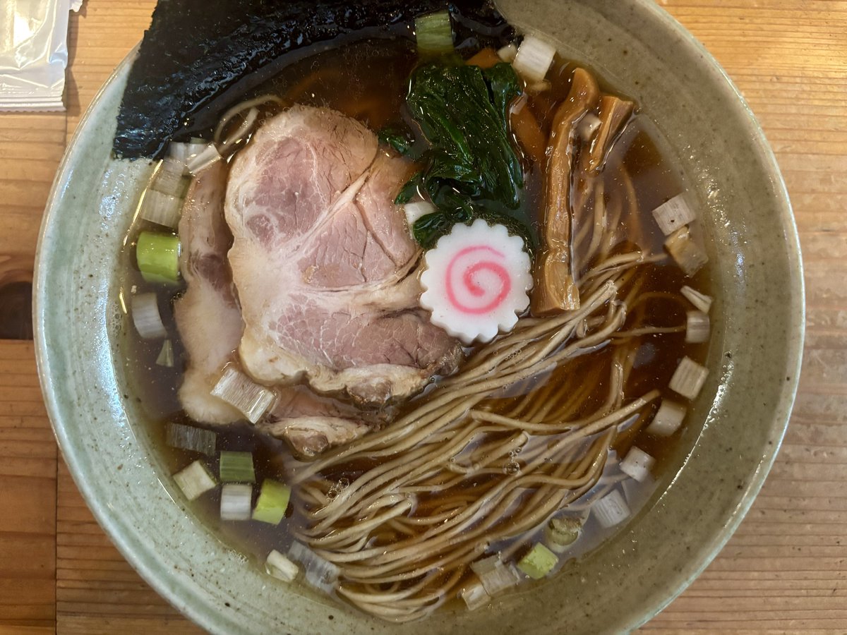 SORA_RV5's tweet photo. だし・麺 未蕾 だしそばしょうゆ+和え玉 煮干系のお店。煮干系というと濁ったスープのイメージだが、こちらは澄んだ色のスープ。味もあっさり目で飲みやすい。そして一口目の麺のパッツン感が凄い。プリプリではなくパッツン感。細目のビジュアルからは想像もつかない歯ごたえ。豚もホロホロで絶品。 https://t.co/DnSpus3Zgt