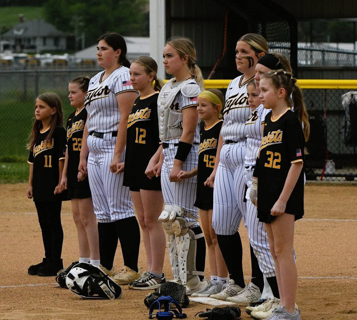 EllieS_2027's tweet image. Youth Night is one of my favorite games of the season. Representing Taylor, being a role model to the next generation of 🥎 Yellowjackets and being able to remember why I started playing is one of my favorite things! @TaylorYJAD @THSSoftball2023 @Ohiohawks09King