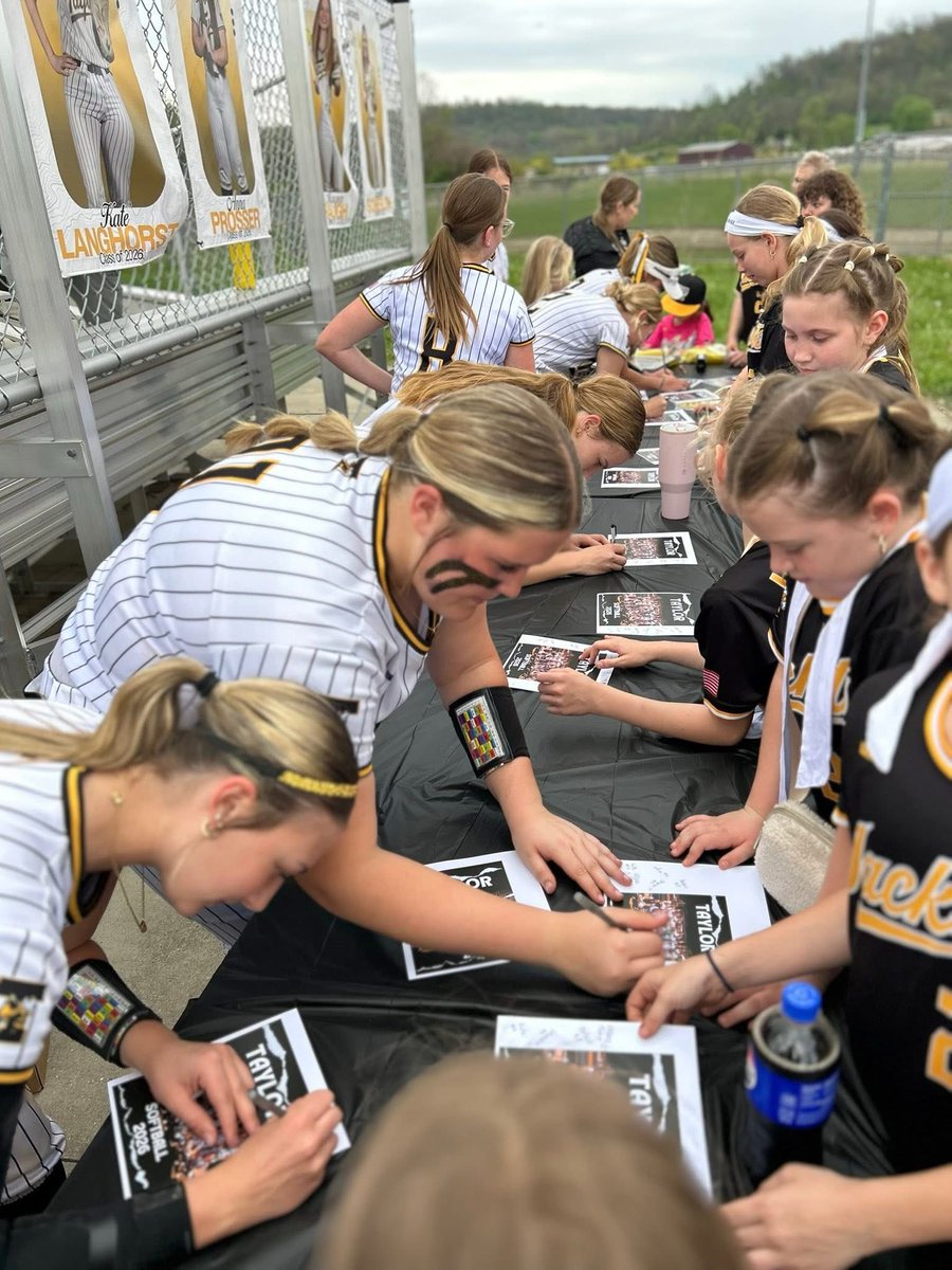 EllieS_2027's tweet image. Youth Night is one of my favorite games of the season. Representing Taylor, being a role model to the next generation of 🥎 Yellowjackets and being able to remember why I started playing is one of my favorite things! @TaylorYJAD @THSSoftball2023 @Ohiohawks09King