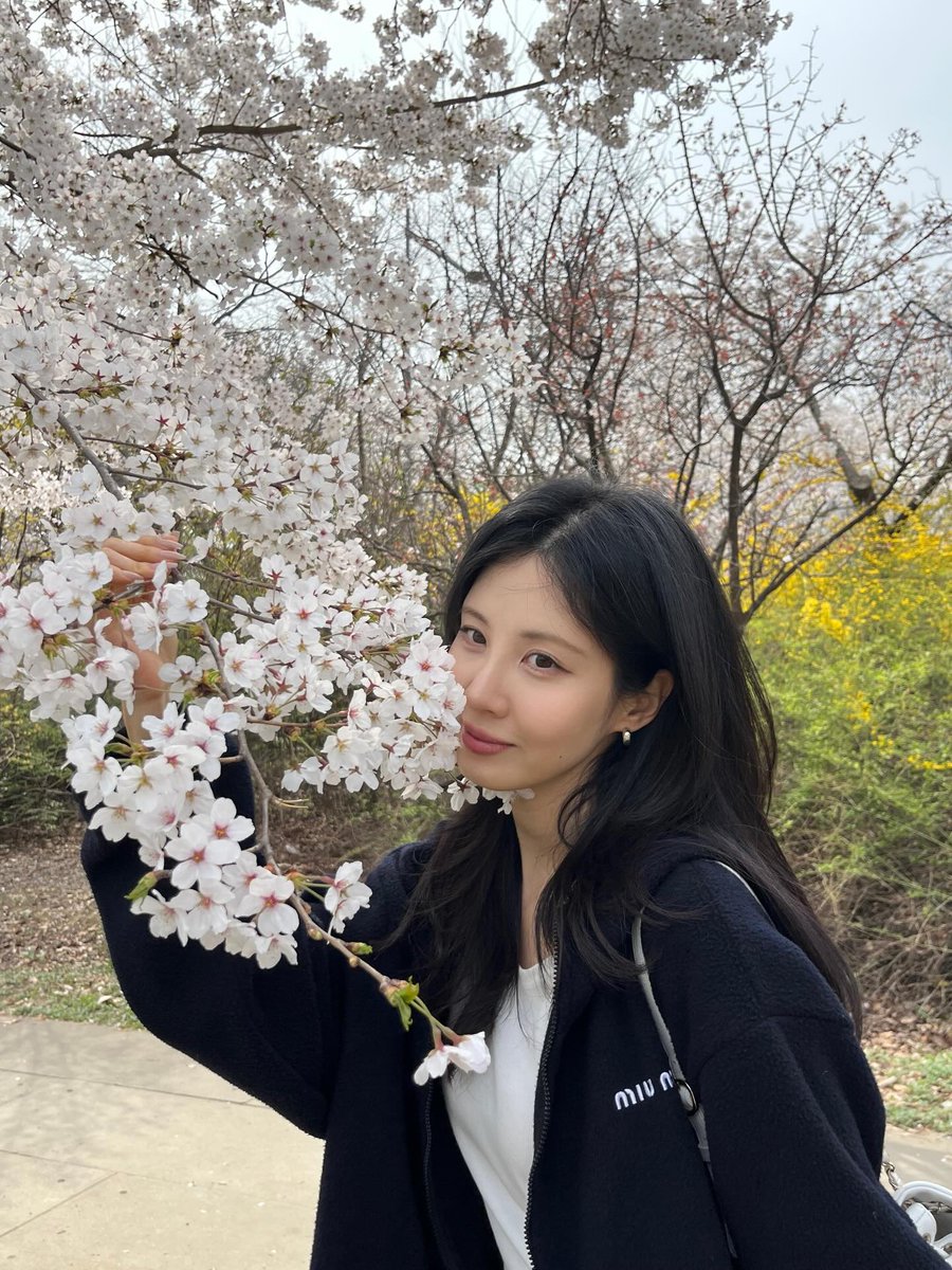 SeohyunData's tweet photo. 📷 #서현 | Seohyun Instagram Update:

Hello, Spring

🎵 Amel - Spring Close to You https://t.co/5HEQ0QRmn6