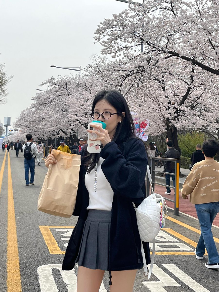 SeohyunData's tweet photo. 📷 #서현 | Seohyun Instagram Update:

Hello, Spring

🎵 Amel - Spring Close to You https://t.co/5HEQ0QRmn6
