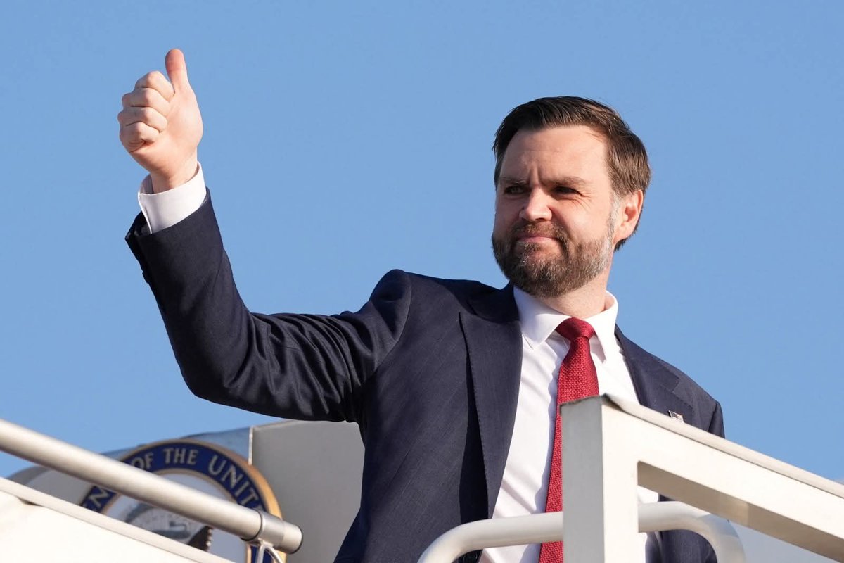 UmarG516909's tweet photo. US Vice President JD Vance has departed Pak following the breakdown of talks with Iran according to a pool report cited by AFP He boarded Air Force Two at 7:08am  2:08am and was seen waving to Pak officials from the top of the stairs Reuters reported
#امن_کا_سفیر_پاکستان https://t.co/fhwGuv4tTO