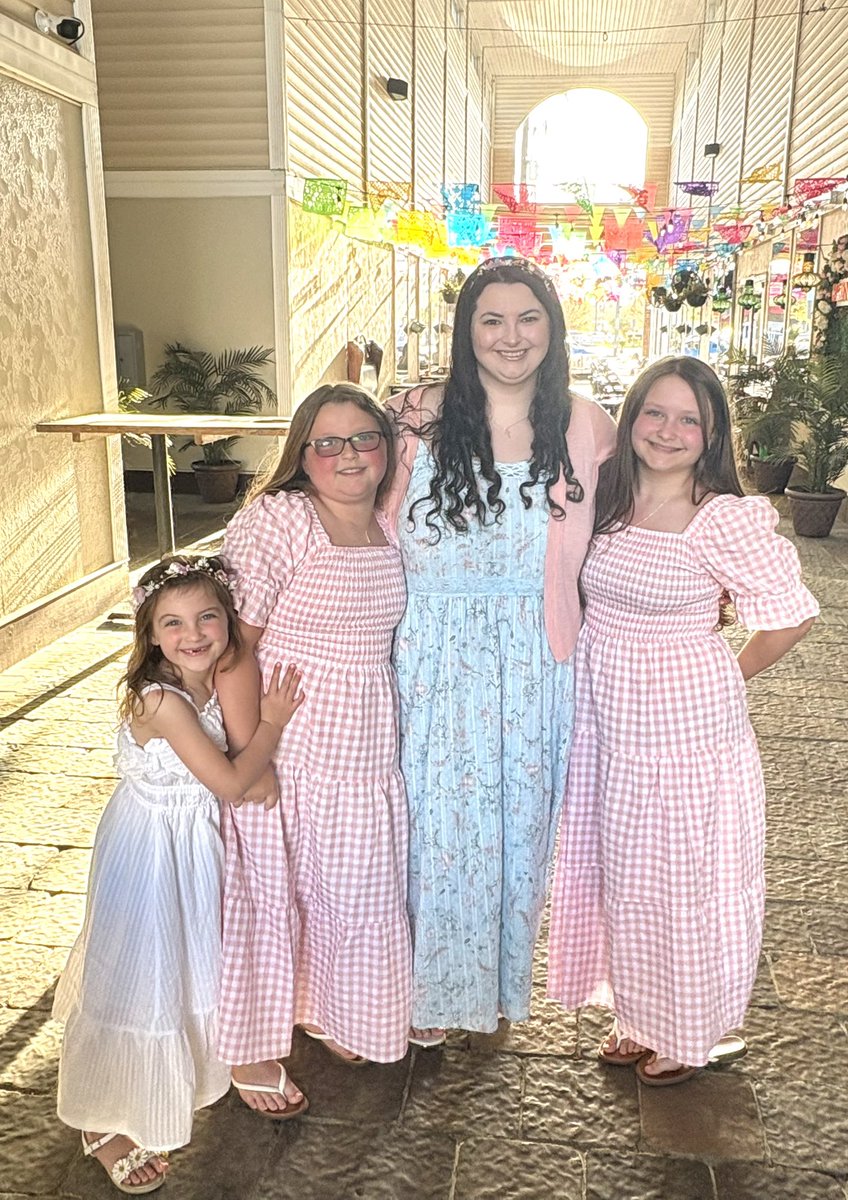 dg8201's tweet photo. Had fun with my family in TopSail🏝️💛🩵☀️ https://t.co/OSsRKgYkjk