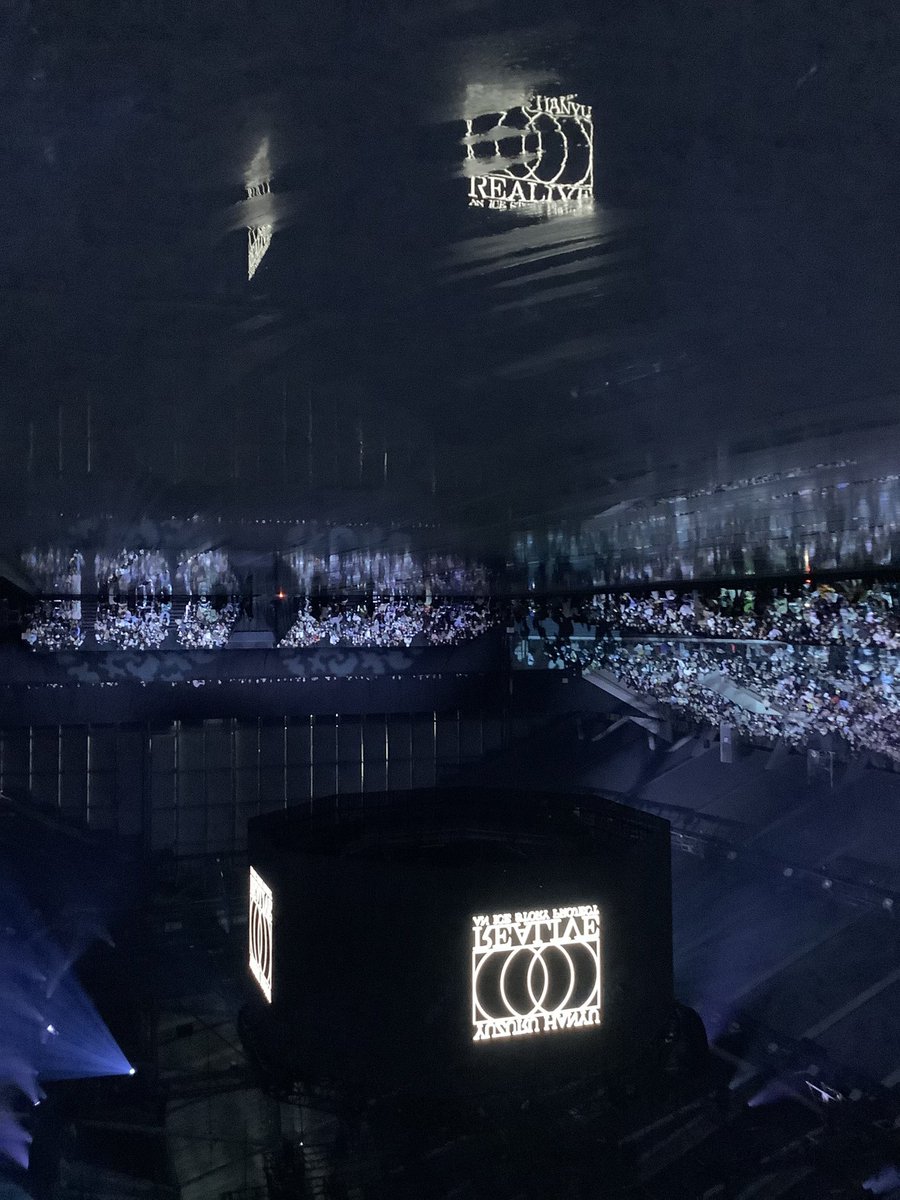 fly_yuzubird's tweet photo. 鏡の中にいる側なのかもしれない。

#REALIVE  #羽生結弦 https://t.co/n4KrzjcYh6