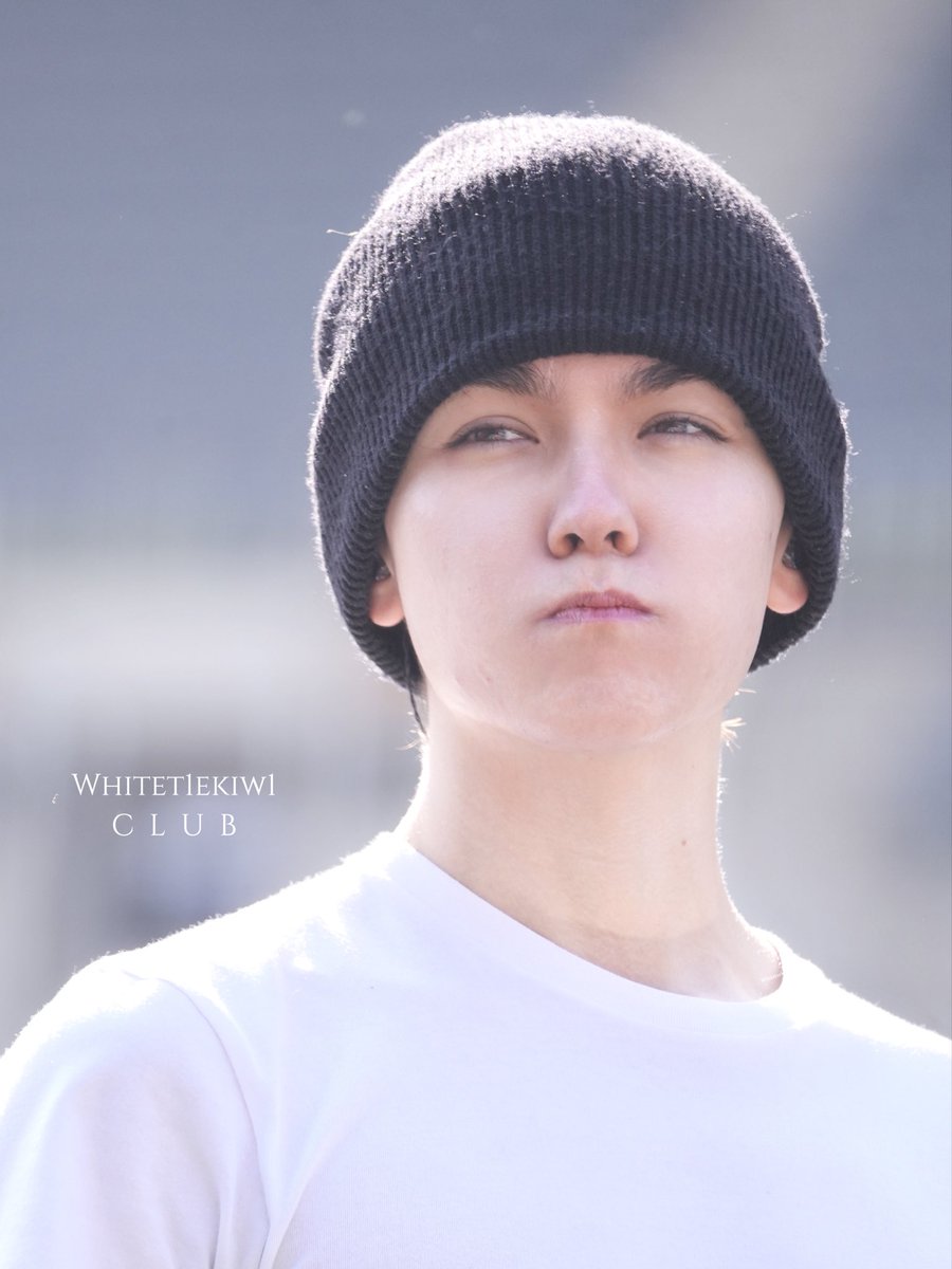 WhiteT1eKiw1_club tweet media